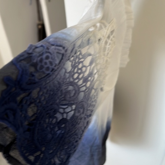 Spaghetti strap/off shoulder gradient blue top with crochet on sleeves NWOT - Picture 3 of 3